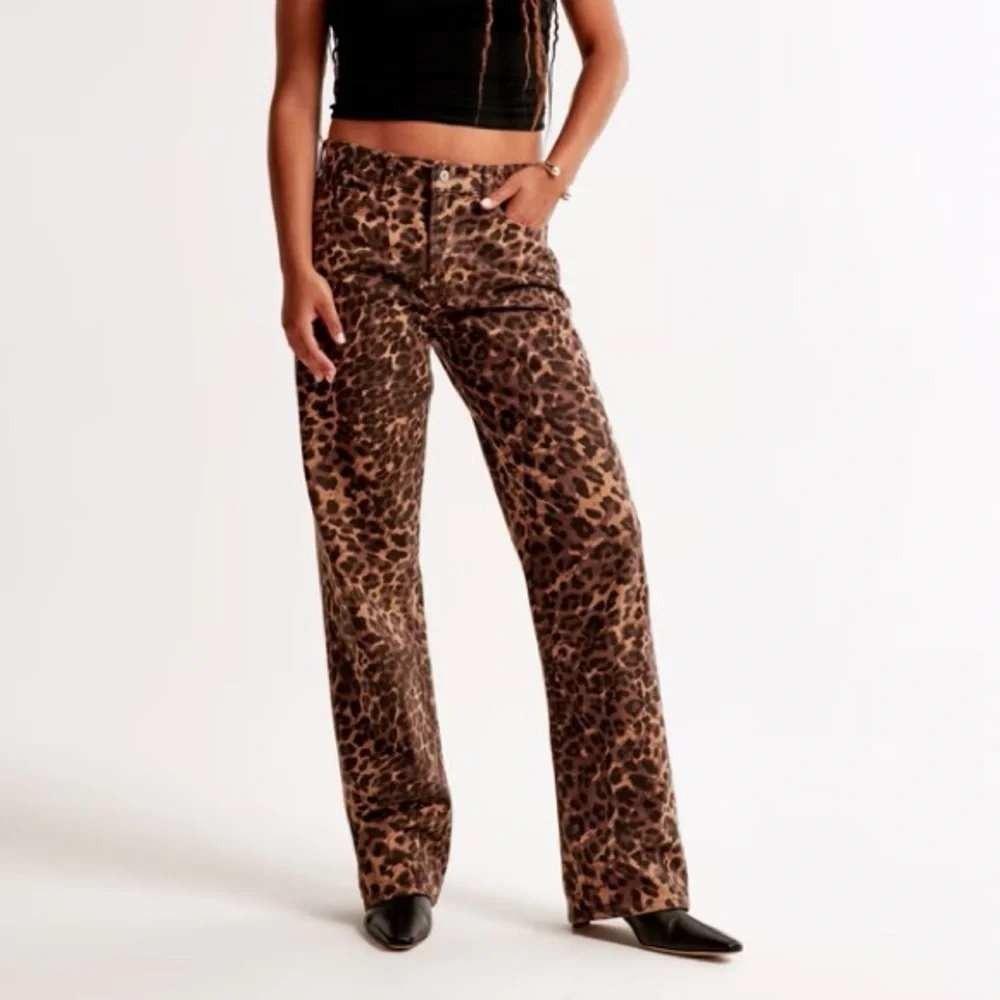 NWT Abercrombie & Fitch Curve Love The Baggy Low Rise Leopard Jeans 27 4R